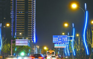 看到這個標(biāo)題你是不是覺得雷爾沃今天怎么改變話題了？當(dāng)你看完了這篇文章你就不會這么認為了，這可是跟我們生活息息相關(guān)的一件事呢！那下面就跟隨雷爾沃電器公司小編一起了解下“智慧路燈是如何帶動經(jīng)濟高質(zhì)量發(fā)展的”吧！