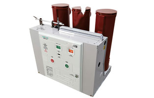 vs1戶內(nèi)真空斷路器具備滅弧電壓低、滅弧能力強(qiáng)、分?jǐn)嗨俣瓤?、開斷容量大、使用期長、適應(yīng)頻繁操作等特性，在供電系統(tǒng)中逐漸替代了其他類型開關(guān)，獲得了普遍的運(yùn)用。但真空斷路器在開斷過程中會形成過電壓，若在運(yùn)作中錯誤操作，也會導(dǎo)致斷路器發(fā)生爆炸等事故，給生產(chǎn)安全帶來重大影響。因而需根據(jù)過電壓的類型采取相應(yīng)的措施，以降低過電壓的形成和減少過電壓的數(shù)值，除真空斷路器生產(chǎn)制造工藝層面的問題外，能夠加裝保護(hù)器以更改負(fù)荷參數(shù)，進(jìn)而達(dá)到目地。